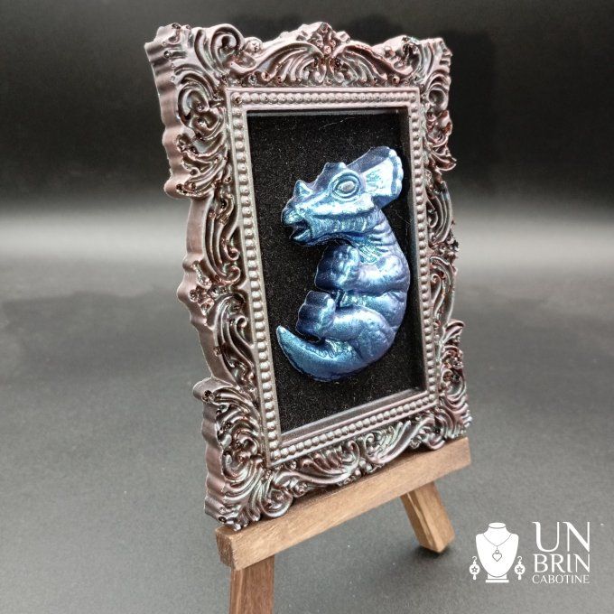 Cadre baroque et son bébé dinosaure 