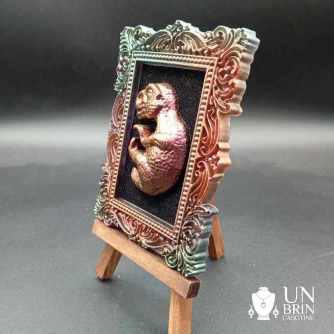 Cadre baroque et son bébé dinosaure 
