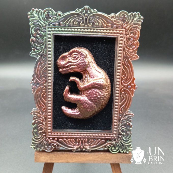 Cadre baroque et son bébé dinosaure 