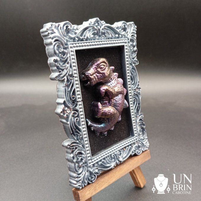 Cadre baroque et son bébé dinosaure 