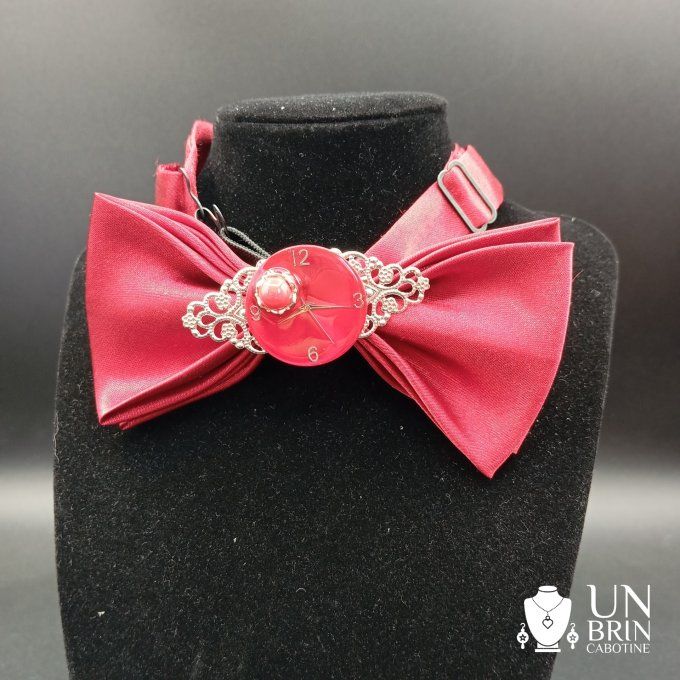 Nœud papillon rouge foncé