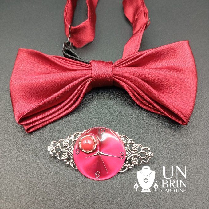 Nœud papillon rouge foncé