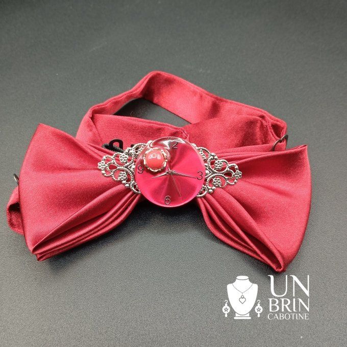 Nœud papillon rouge foncé