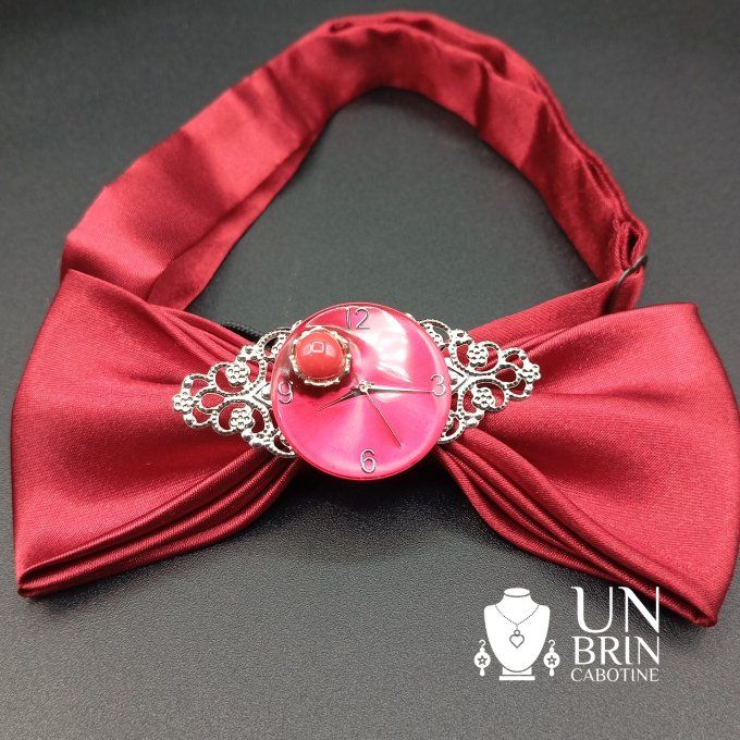 Nœud papillon rouge foncé