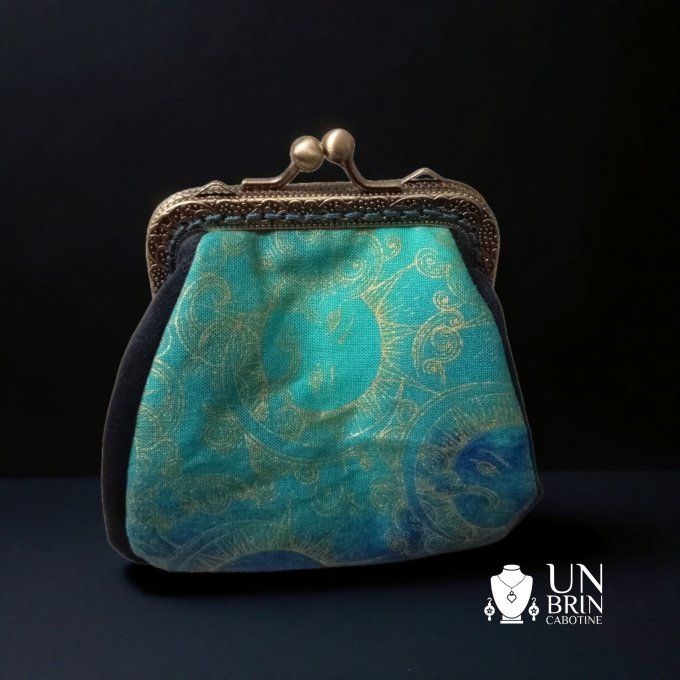 Un sac, un porte-monnaie et son bandeau "Nuit Solaire"