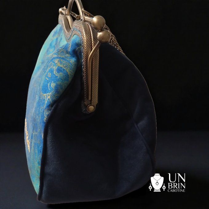 Un sac, un porte-monnaie et son bandeau "Nuit Solaire"
