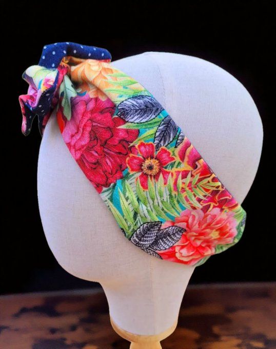 Un sac, un porte-monnaie et son bandeau exotiques