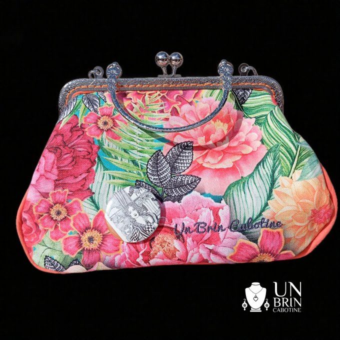 Un sac, un porte-monnaie et son bandeau exotiques