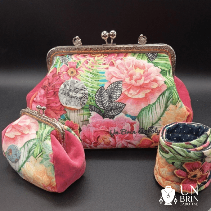 Un sac, un porte-monnaie et son bandeau exotiques