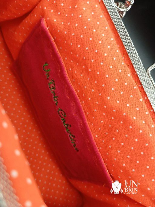 Un sac, un porte-monnaie et son bandeau exotiques
