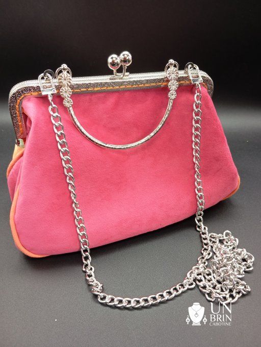 Un sac, un porte-monnaie et son bandeau exotiques