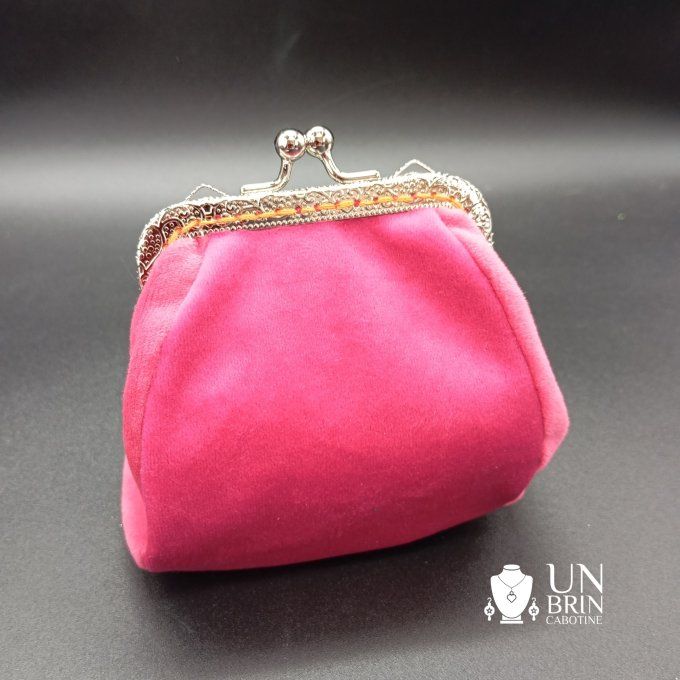 Un sac, un porte-monnaie et son bandeau exotiques
