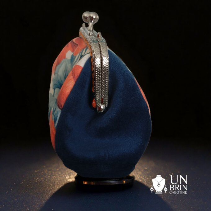 Un sac, un porte-monnaie et son bandeau "Éclat Sauvage"