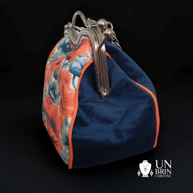 Un sac, un porte-monnaie et son bandeau "Éclat Sauvage"