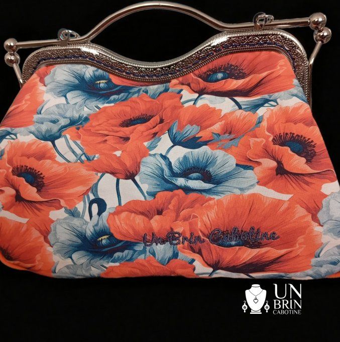 Un sac, un porte-monnaie et son bandeau "Éclat Sauvage"