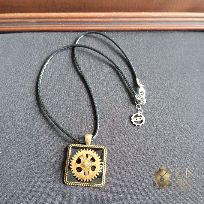 Pendentif Steampunk Carré « Rouage en Relief » avec Véritables Pièces d'Horlogerie