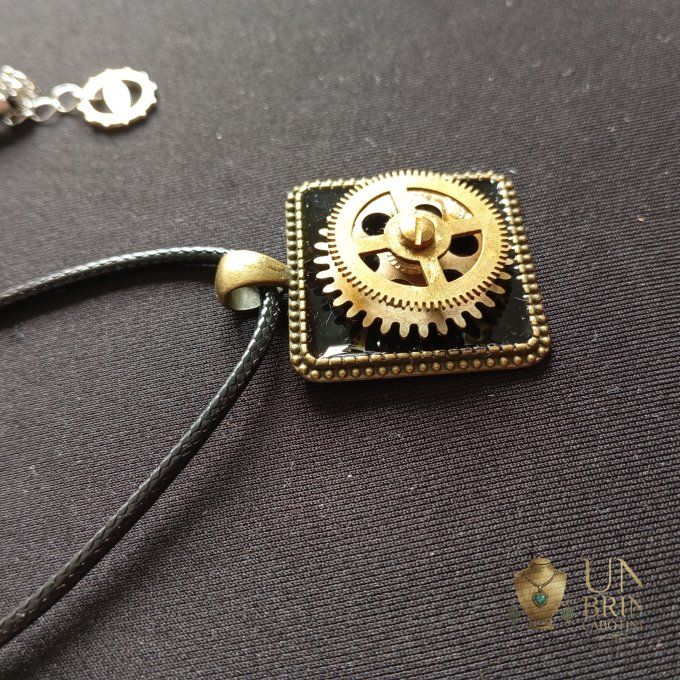 Pendentif Steampunk Carré « Rouage en Relief » avec Véritables Pièces d'Horlogerie