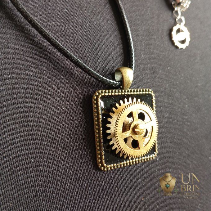 Pendentif Steampunk Carré « Rouage en Relief » avec Véritables Pièces d'Horlogerie