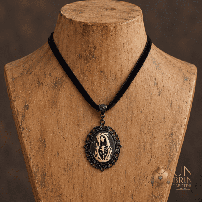 Pendentif Camée Gothique « La Fiancée Macabre » en Résine et Velours Noir