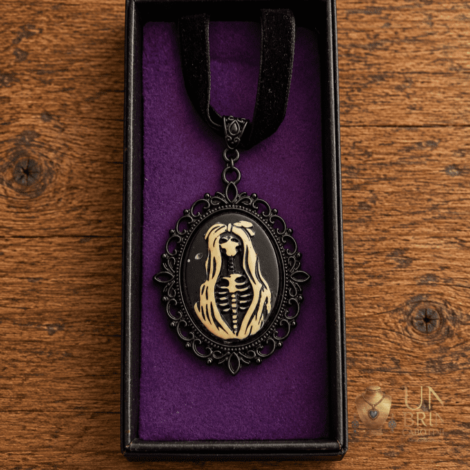 Pendentif Camée Gothique « La Fiancée Macabre » en Résine et Velours Noir