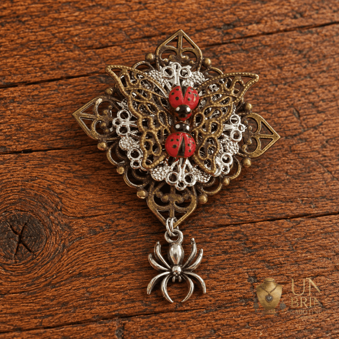Broche Filigranée « Cabinet de Curiosités » avec Coccinelles et Pampille Araignée