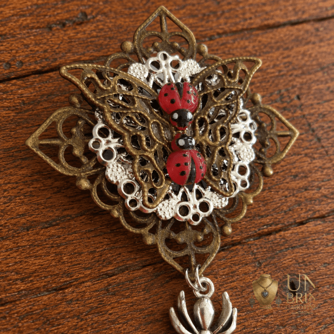 Broche Filigranée « Cabinet de Curiosités » avec Coccinelles et Pampille Araignée