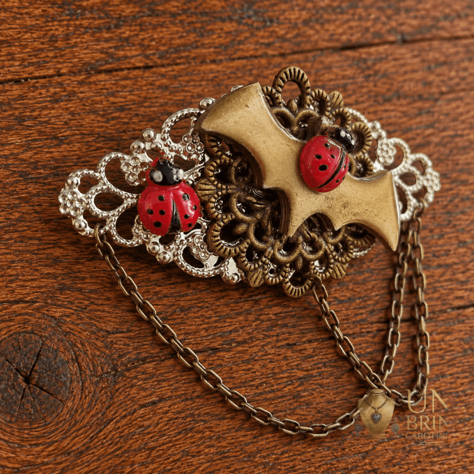 Broche Chauve-Souris & Coccinelles « Vol Nocturne » avec Chaînettes Drapées