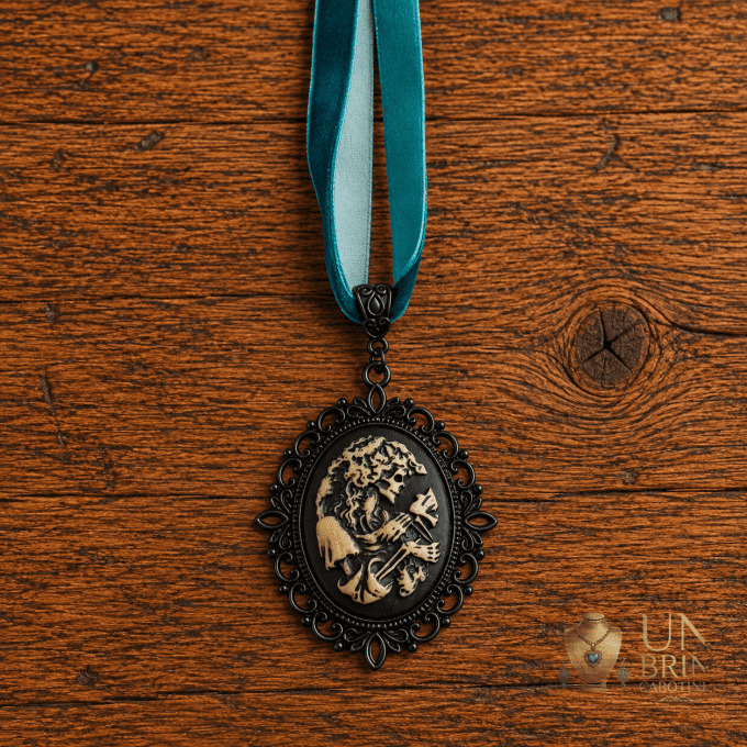 Pendentif Camée Gothique « La Dame d'Outre-Tombe » en Résine et Velours Bleu-Vert