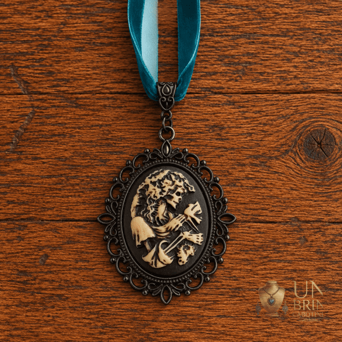 Pendentif Camée Gothique « La Dame d'Outre-Tombe » en Résine et Velours Bleu-Vert