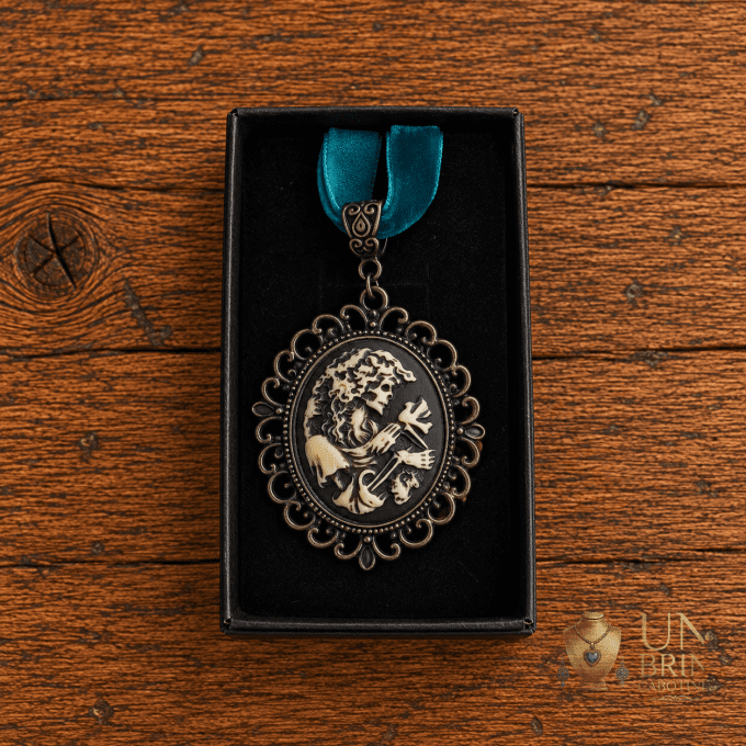 Pendentif Camée Gothique « La Dame d'Outre-Tombe » en Résine et Velours Bleu-Vert