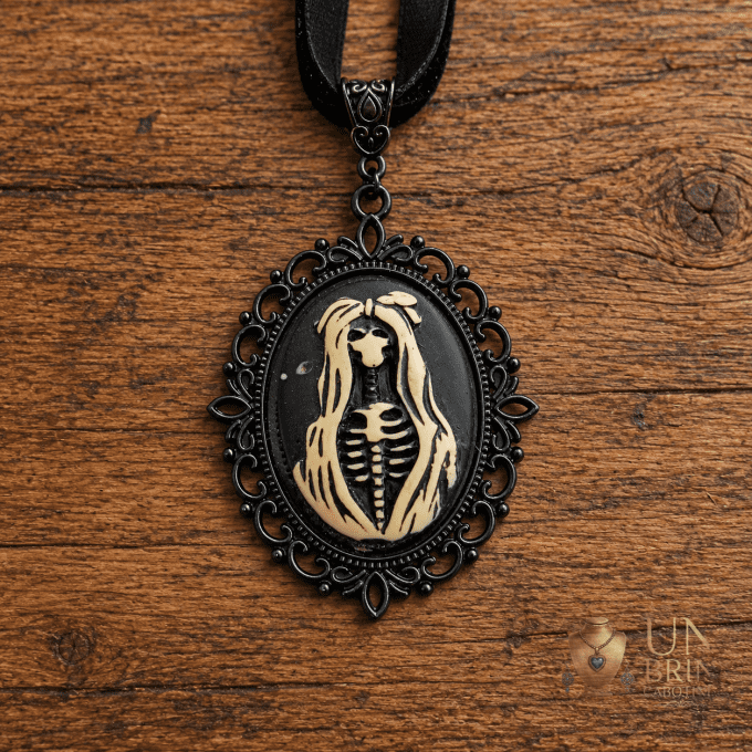 Pendentif Camée Gothique « La Fiancée Macabre » en Résine et Velours Noir
