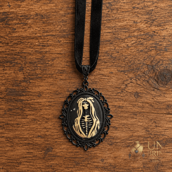 Pendentif Camée Gothique « La Fiancée Macabre » en Résine et Velours Noir