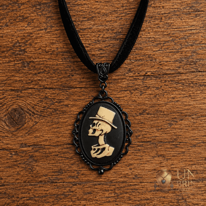 Pendentif Camée Gothique « Le Dandy d'Outre-Tombe » en Résine et Velours Noir