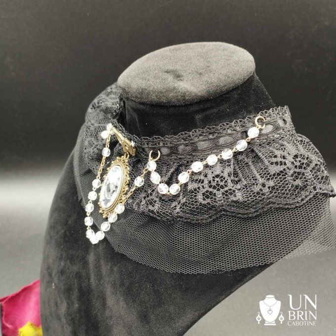 Collier chapelet et dentelle