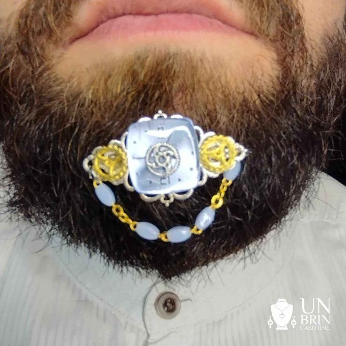 Bijou de barbe dans les tons bleus