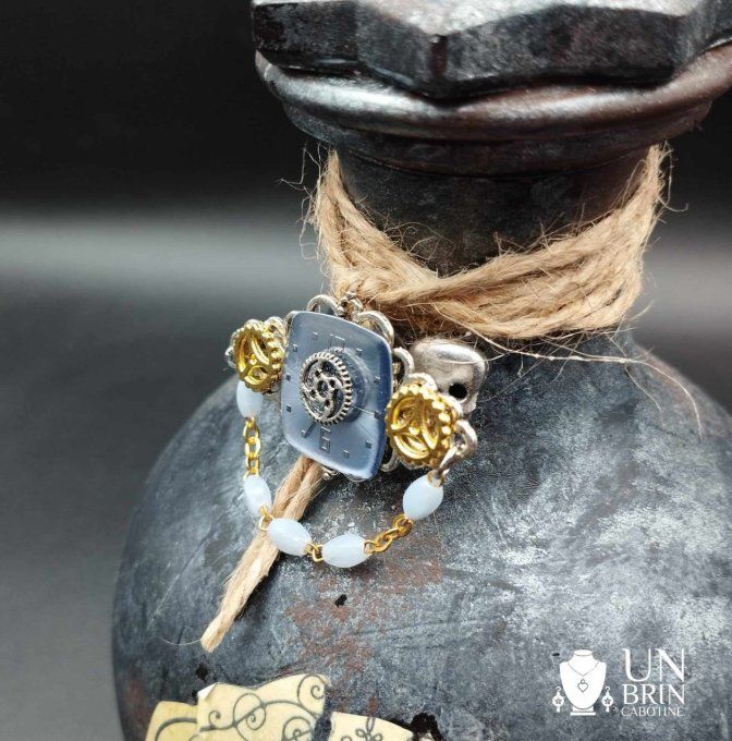 Bijou de barbe dans les tons bleus