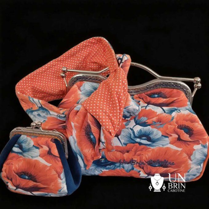 Un sac, un porte-monnaie et son bandeau "Éclat Sauvage"