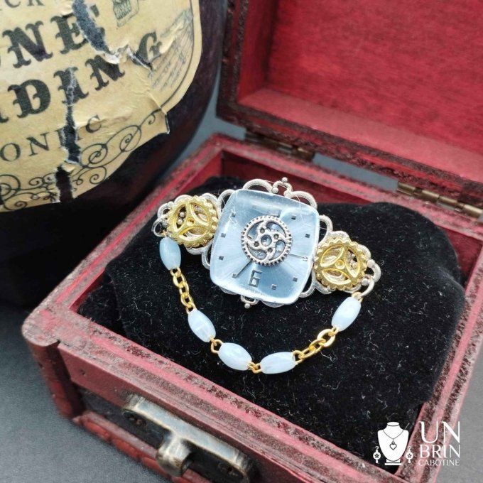 Bijou de barbe dans les tons bleus