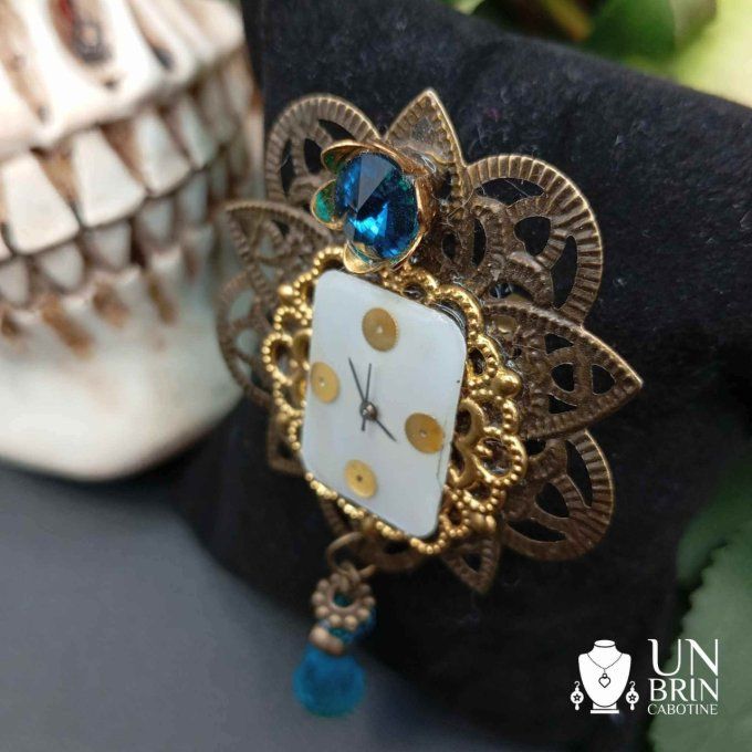 Broche baroque à pampille