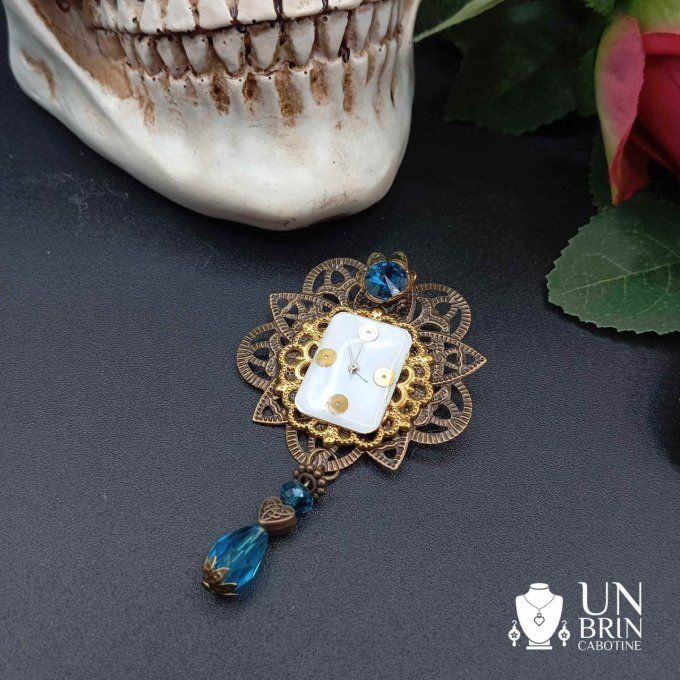 Broche baroque à pampille