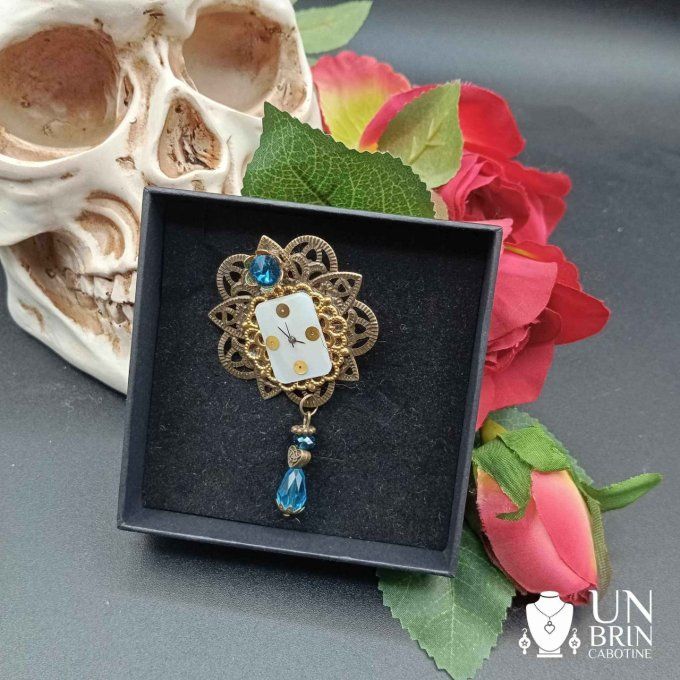 Broche baroque à pampille