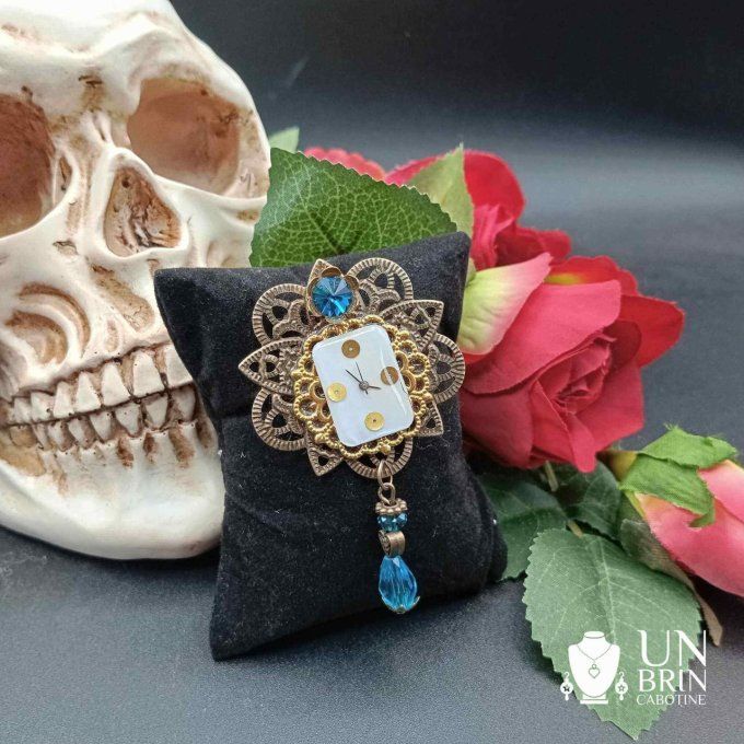 Broche baroque à pampille