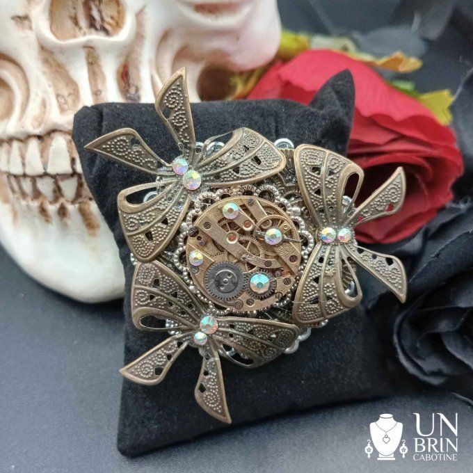 Broche baroque et strass