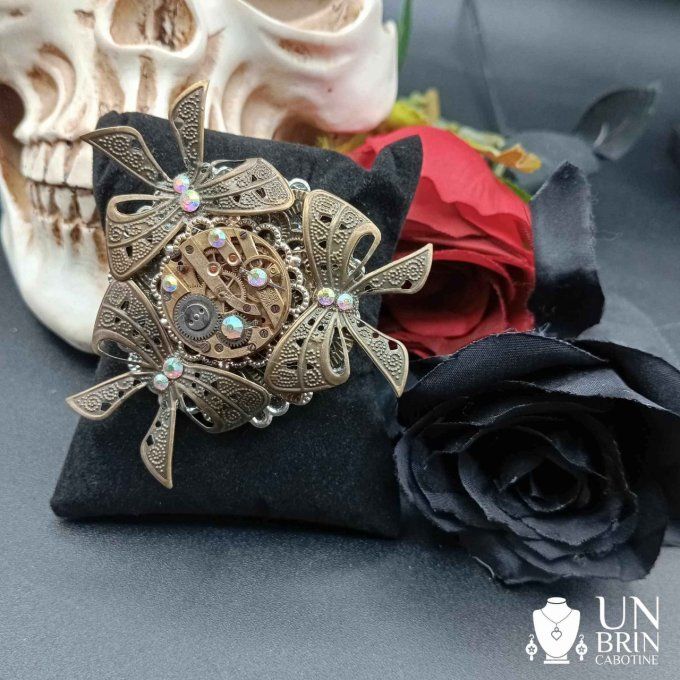 Broche baroque et strass