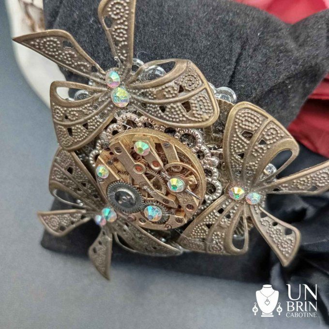 Broche baroque et strass