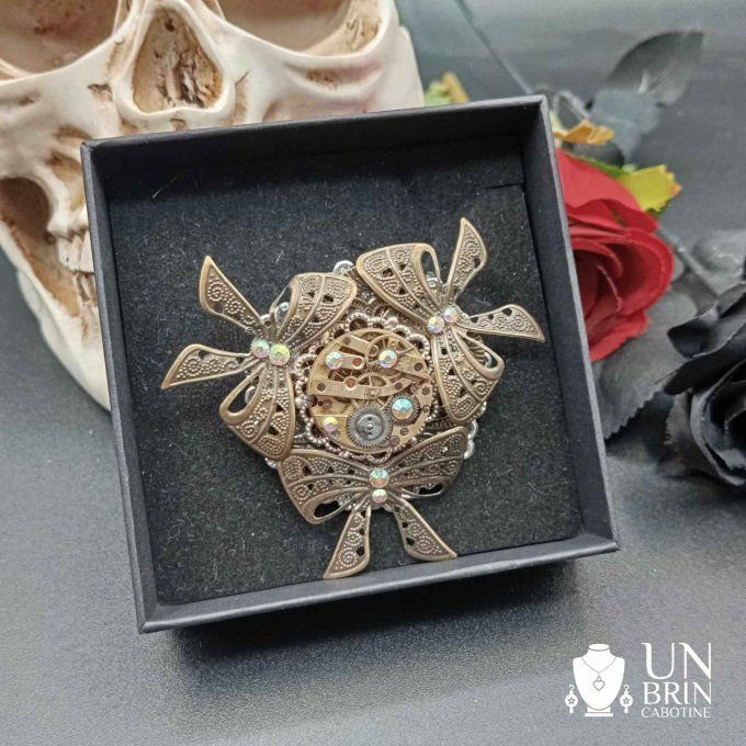 Broche baroque et strass