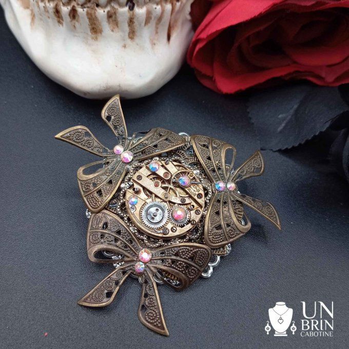 Broche baroque et strass