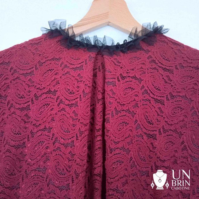 Capeline en dentelle et satin  