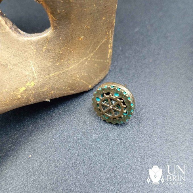 Clou d'oreille couleur bronze