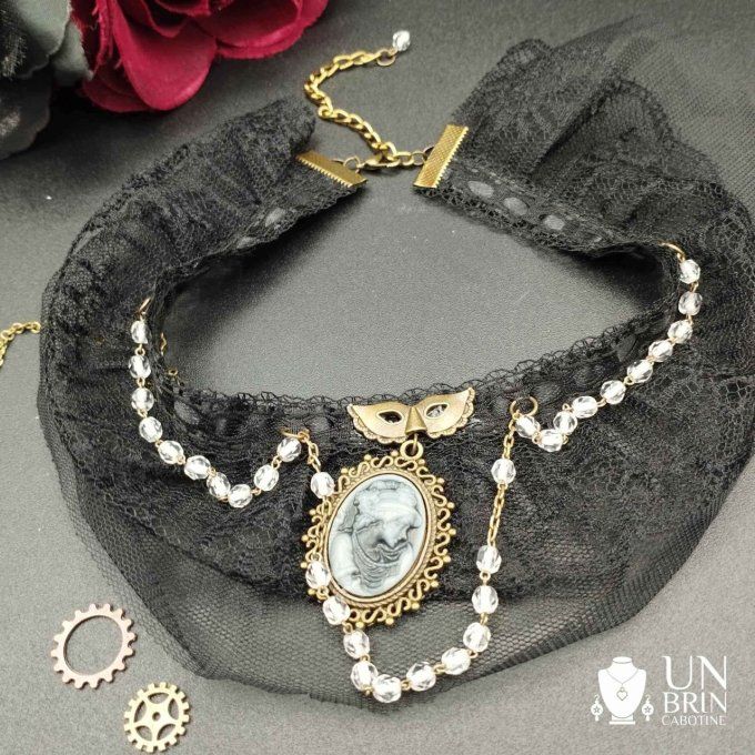 Collier chapelet et dentelle